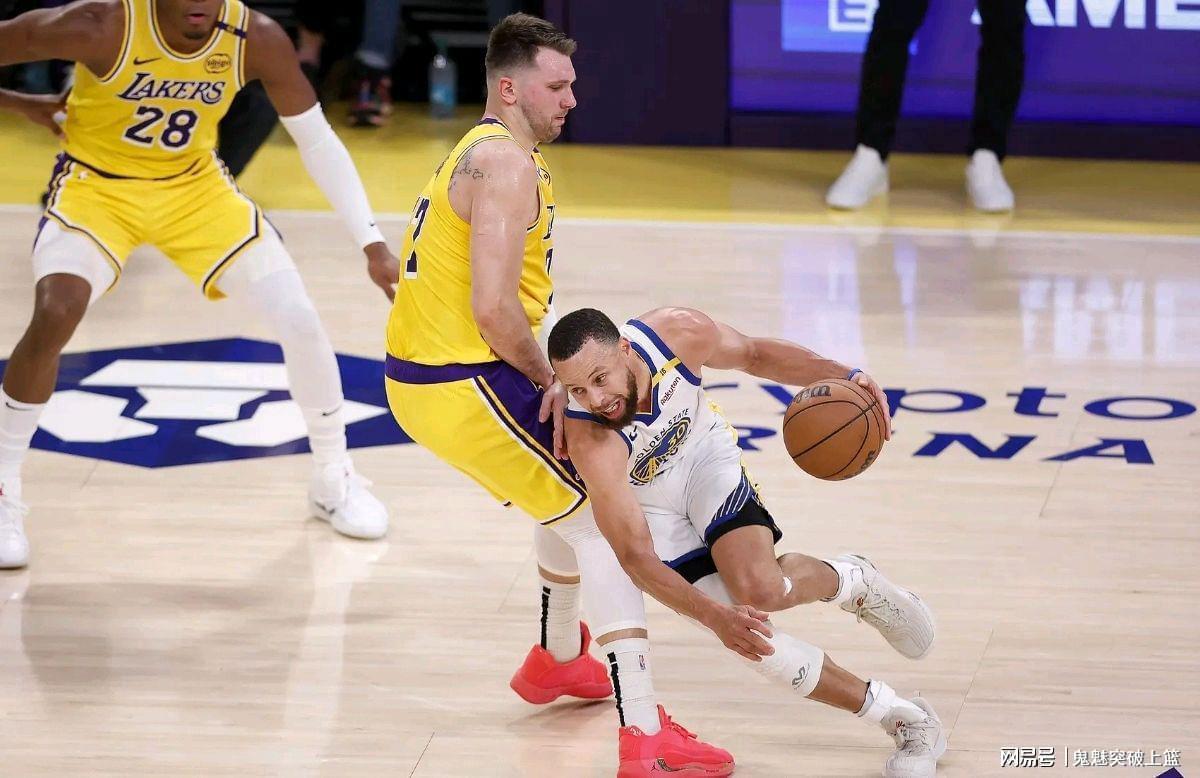 老詹缺阵湖人开门黑！东契奇43+12+9难救主，库明加爆发库里23分