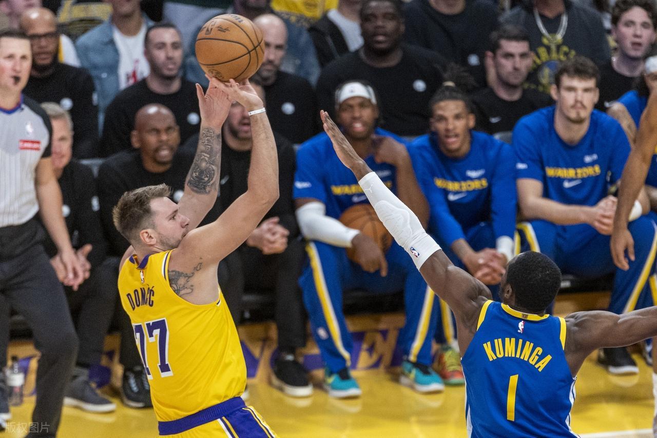 勇士湖人第三节激烈对抗