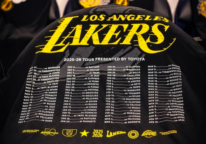 湖人新赛季主场揭幕战惊喜：定制T恤印全赛程