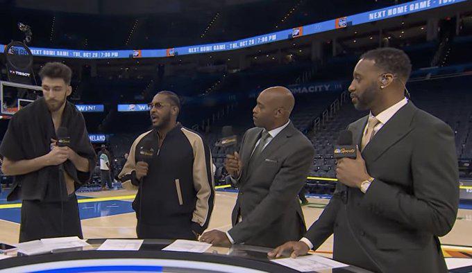 霍姆格伦赛后向麦迪卡特安东尼展示总冠军戒指，引发热议