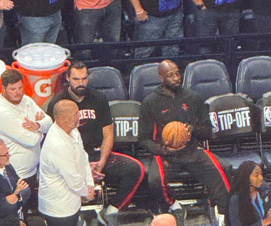 杰夫·格林&亚当斯现身雷霆冠军颁奖，前火箭球员观礼引关注