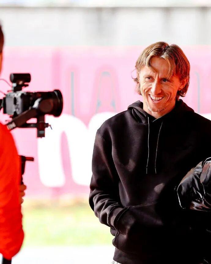 S-希门尼斯揭秘：莫德里奇入队不唱歌改送手机