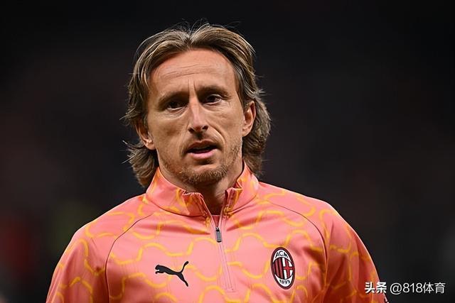 豪气冲天！莫德里奇初入AC米兰送全队新款iPhone