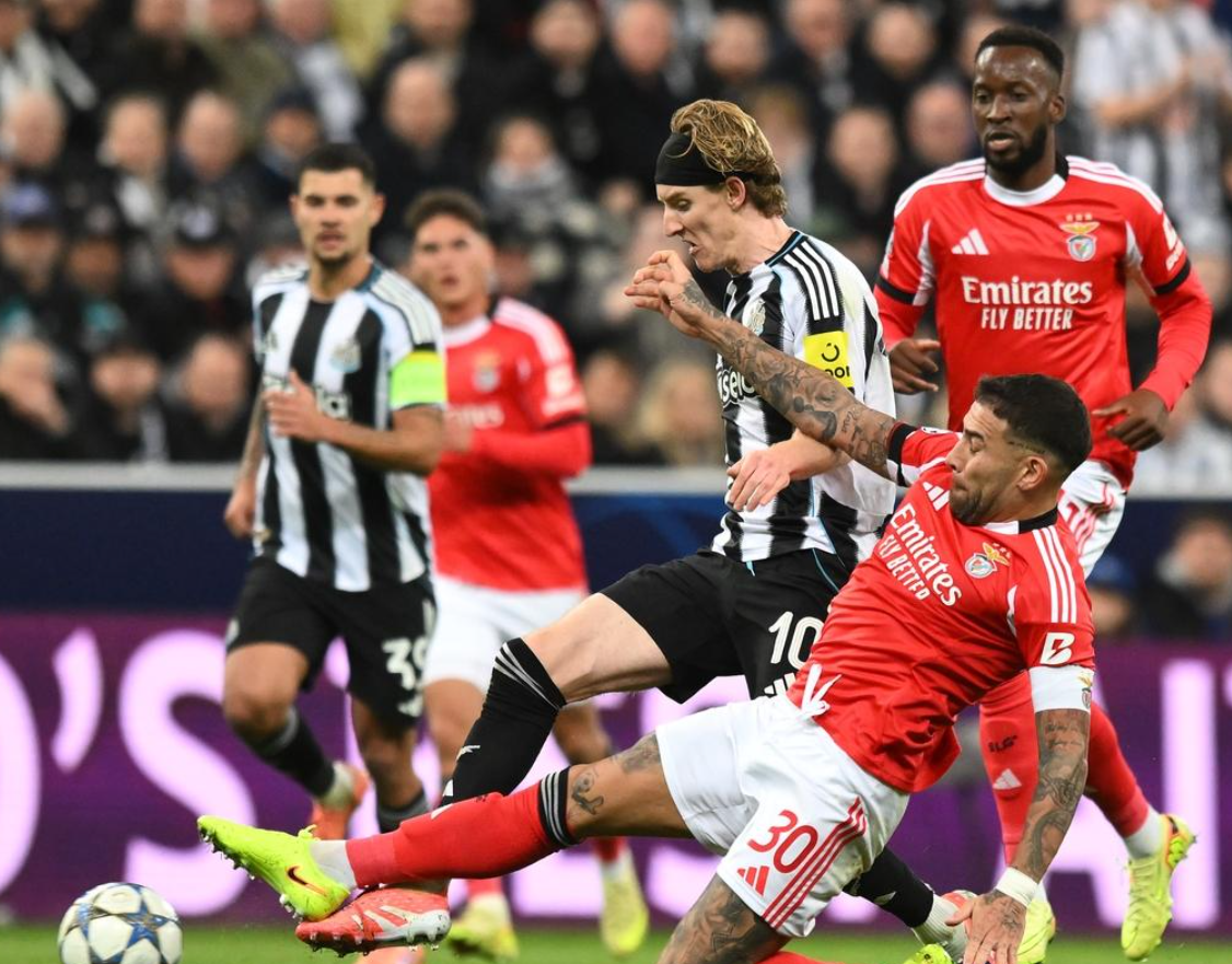 欧冠惨败！穆里尼奥率本菲卡0-3负于纽卡斯尔联，遭遇三连败