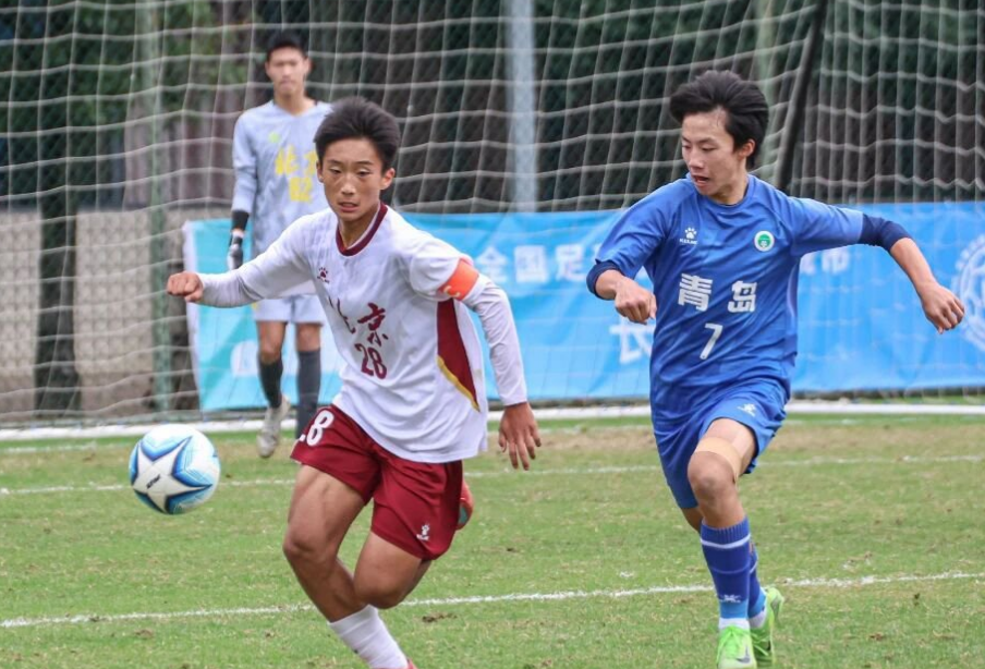 中国U15足球赛惊现恶意犯规，15岁球员背后铲脚踝引争议