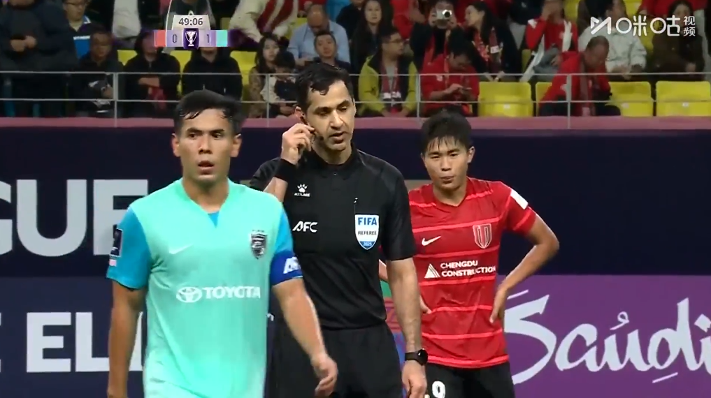 中超领头羊亚冠惨败！上港0-2垫底，对手门将禁区外戏耍