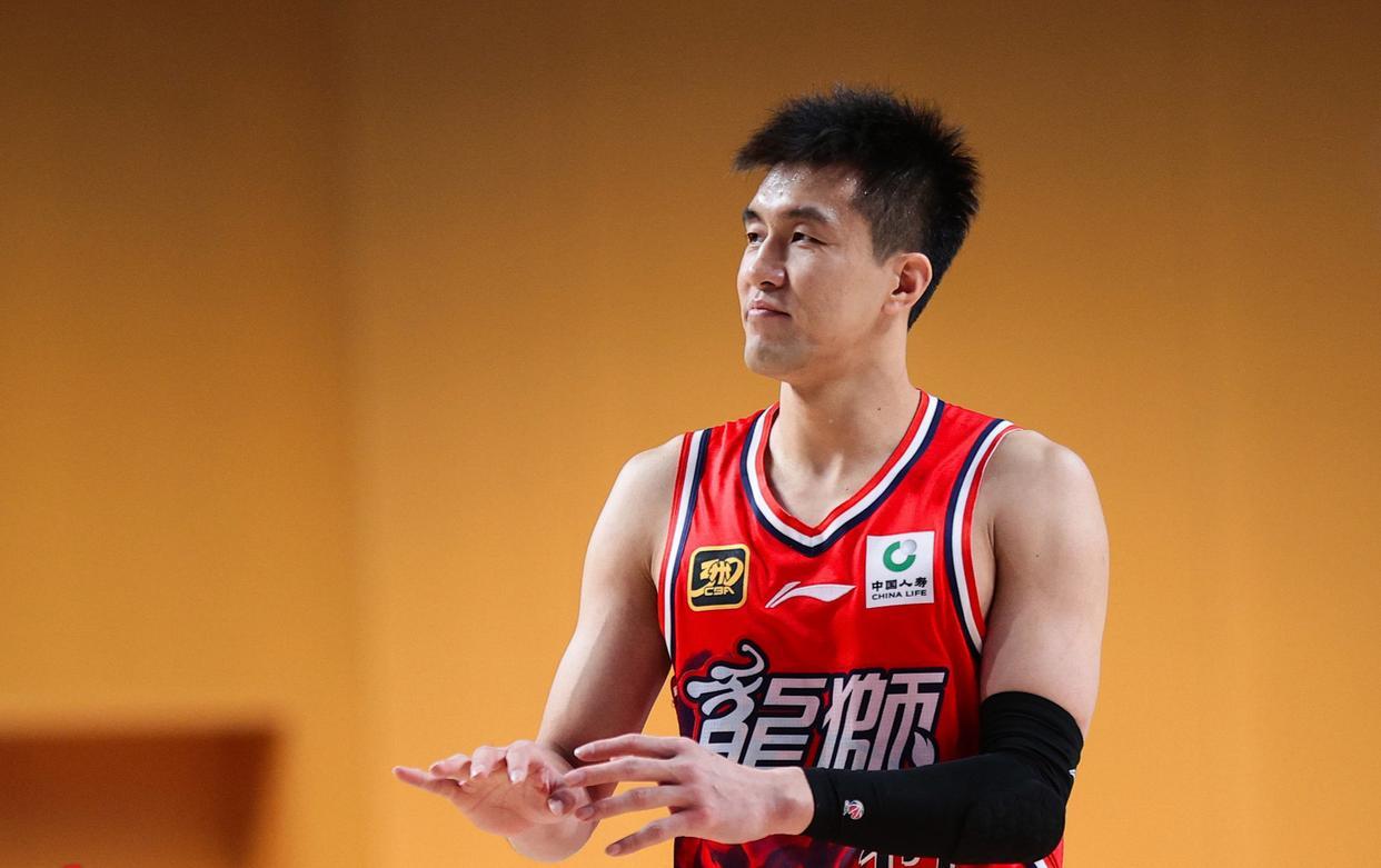 郭艾伦澄清“血书门”带头传闻，CBA首窗口期球员转会动态