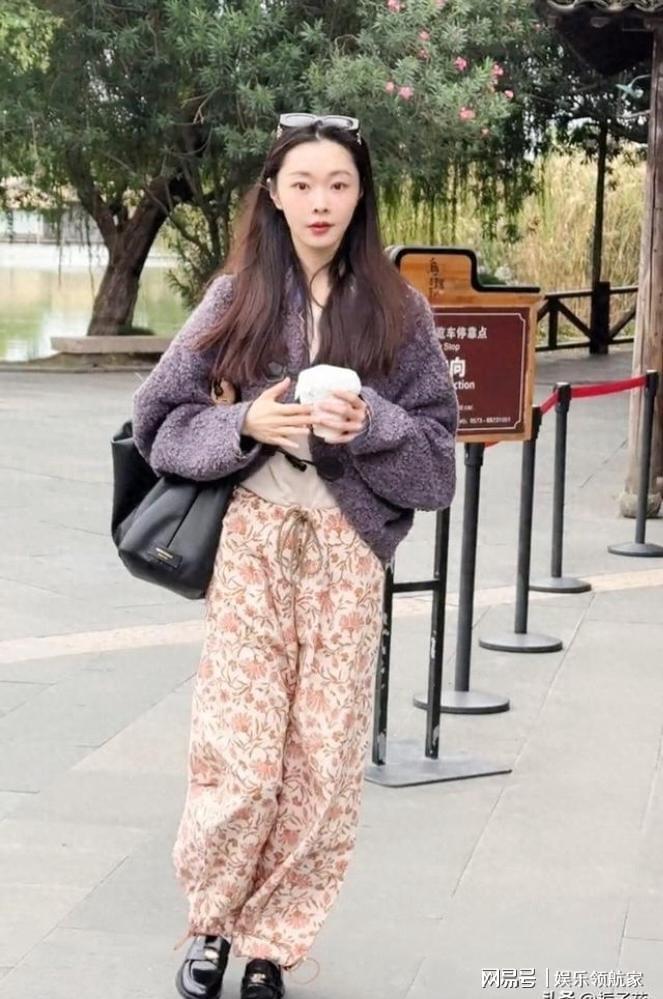宋轶乌镇花裤子造型引热议，气质穿搭成焦点