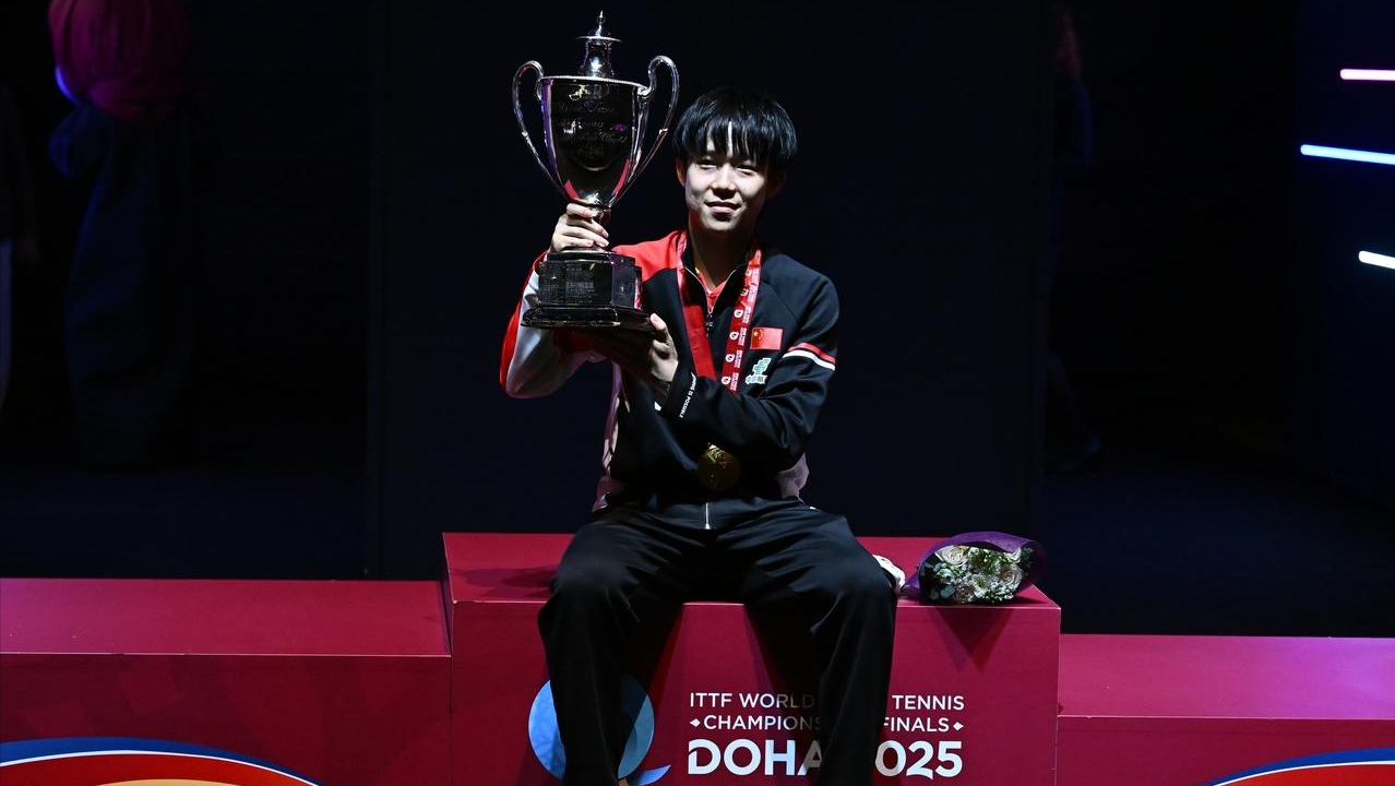 荣耀时刻！王楚钦世乒赛夺冠球台特批运回先农坛体校