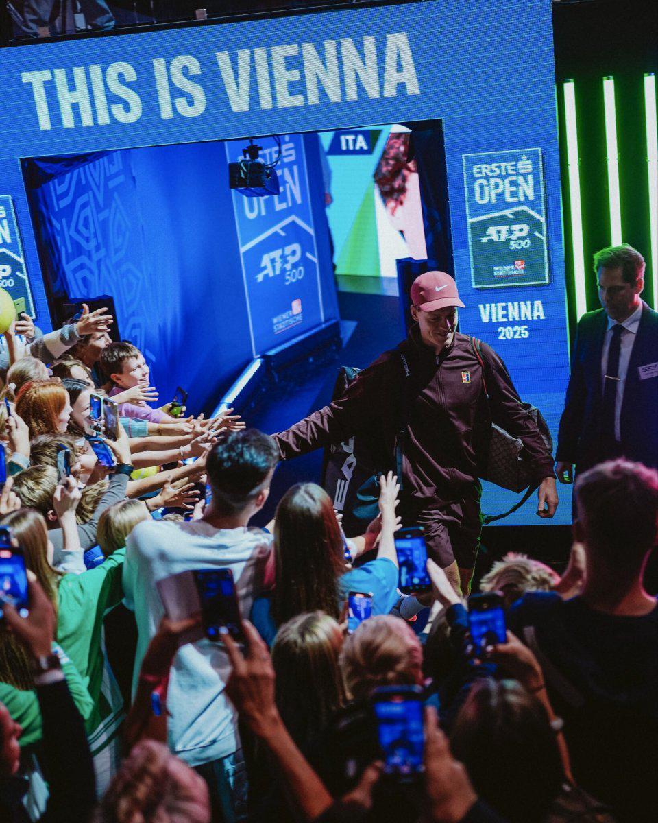 ATP500维也纳站：辛纳58分钟速胜晋级16强，欧洲赛季首战告捷