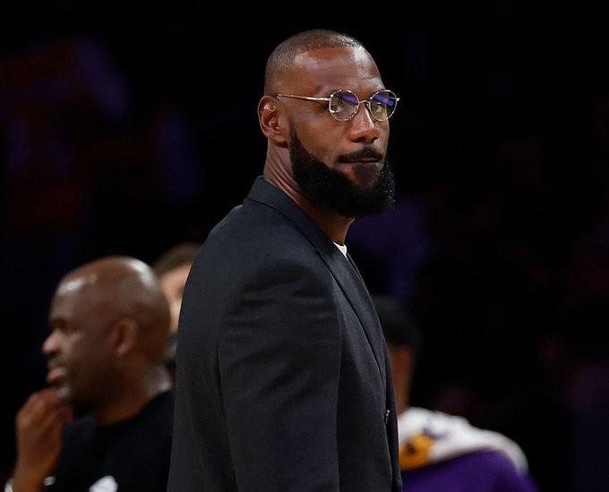 队记透露：詹姆斯湖人处境不佳，观战时投入度下降