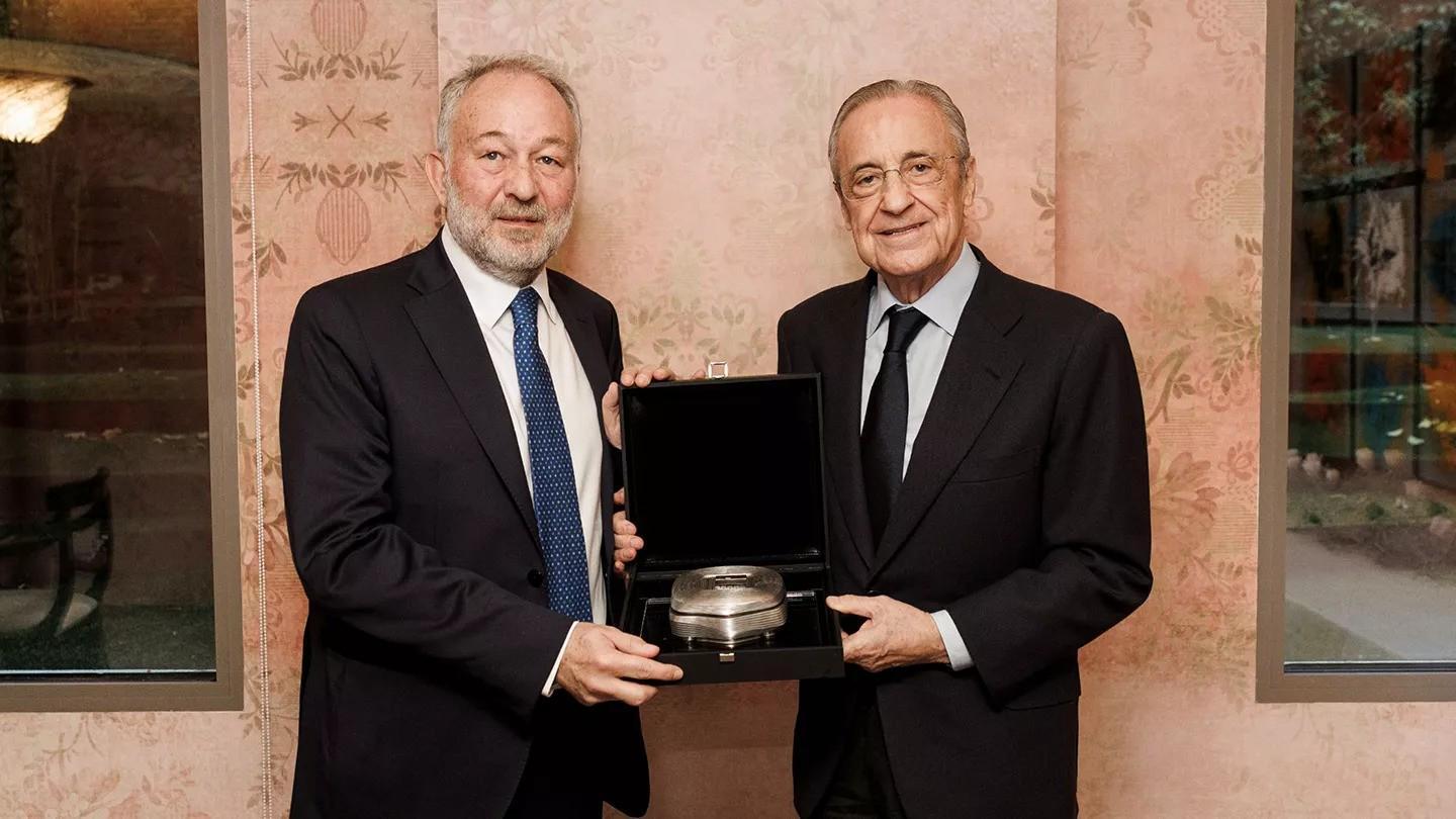 欧冠赛前：弗洛伦蒂诺与尤文主席互赠礼物，展现足坛友谊