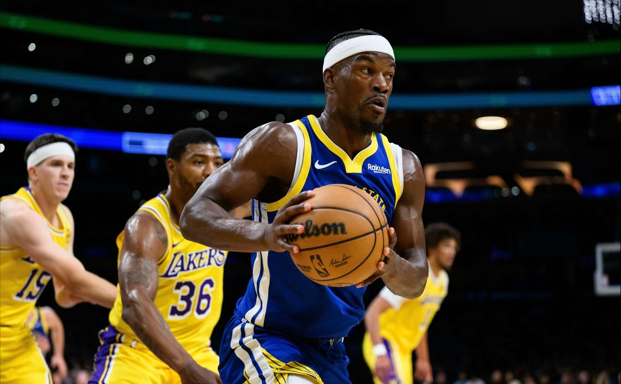 勇士新赛季首战告捷，库明加遇良师，巴特勒助力显锋芒