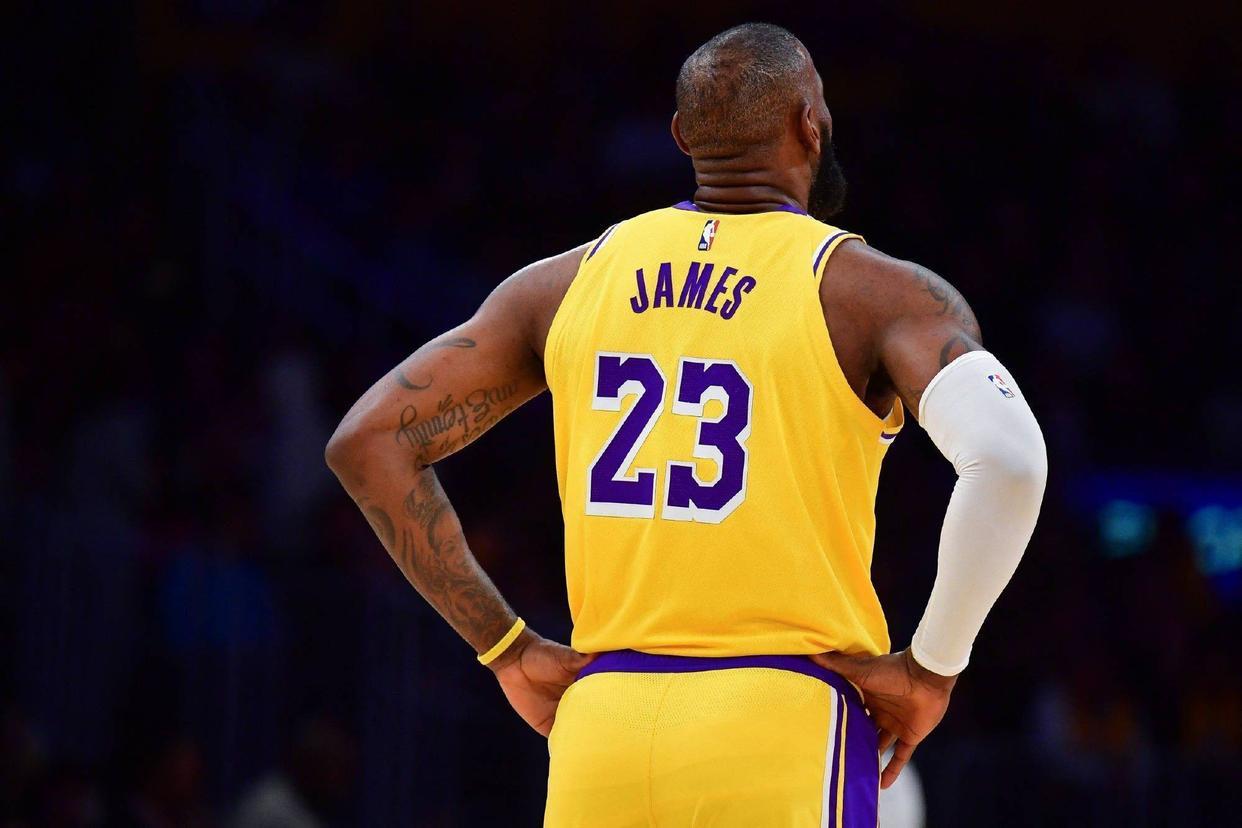 詹姆斯缺阵湖人揭幕战：天价合同与出勤率争议再起