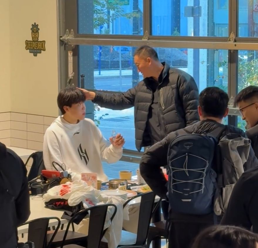 杨瀚森美国动态全揭秘：与刘维伟会面，2K对战球迷，英语飞跃