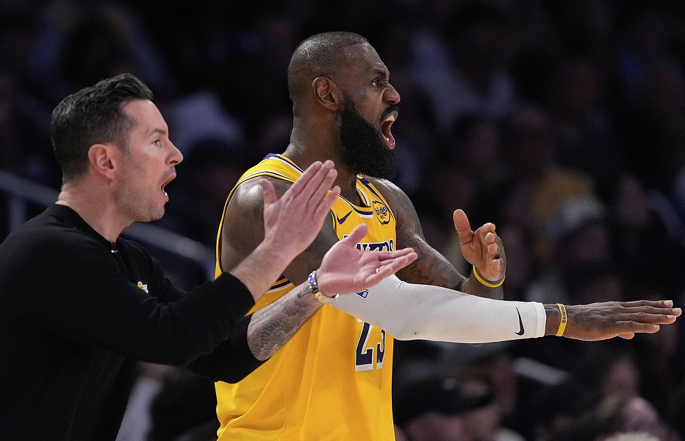 卢卡空砍43+12+9创纪录，里夫斯双刃剑显弊端，湖人急需老詹回归