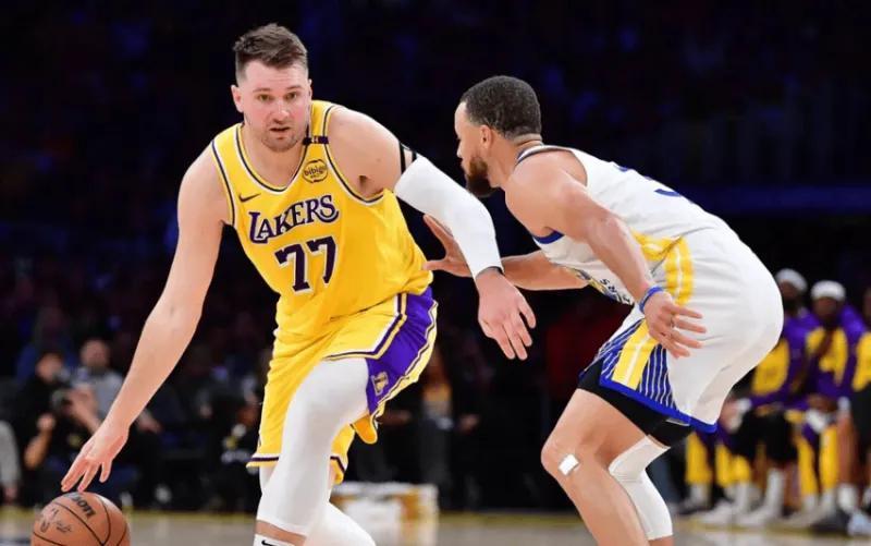 湖人首战攻防双崩：角色球员低迷，防守体系漏洞明显