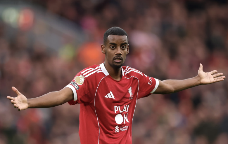 欧冠赛场伊萨克数据解析：45分钟2射0球，传球仅9次