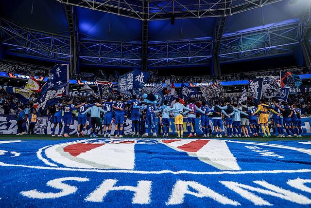 申花球员庆祝胜利