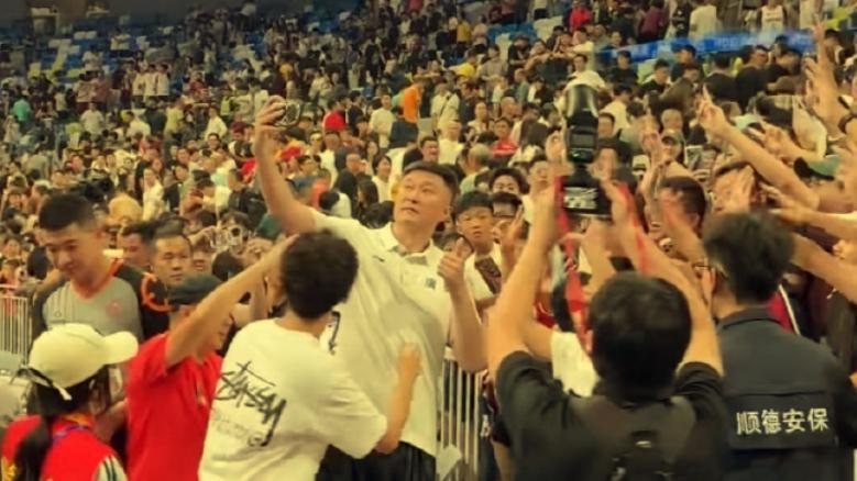 广东男篮七连胜却引球迷不满，换马甲球员事件引热议