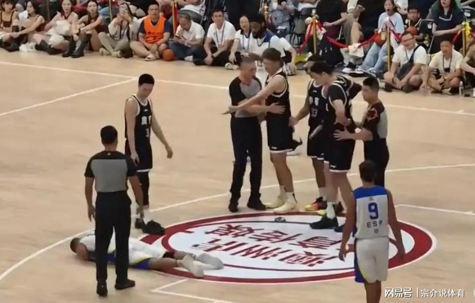 广东队热身赛争议！周鹏挥拳反击西班牙选手，球迷力挺