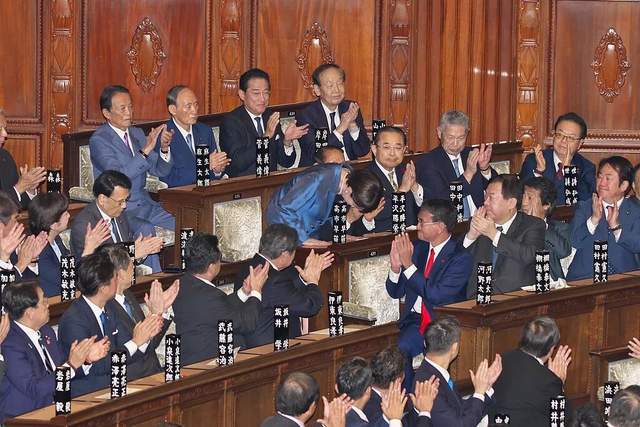 日本政坛再变天：高市早苗成首位女首相，首相之路能否长久？