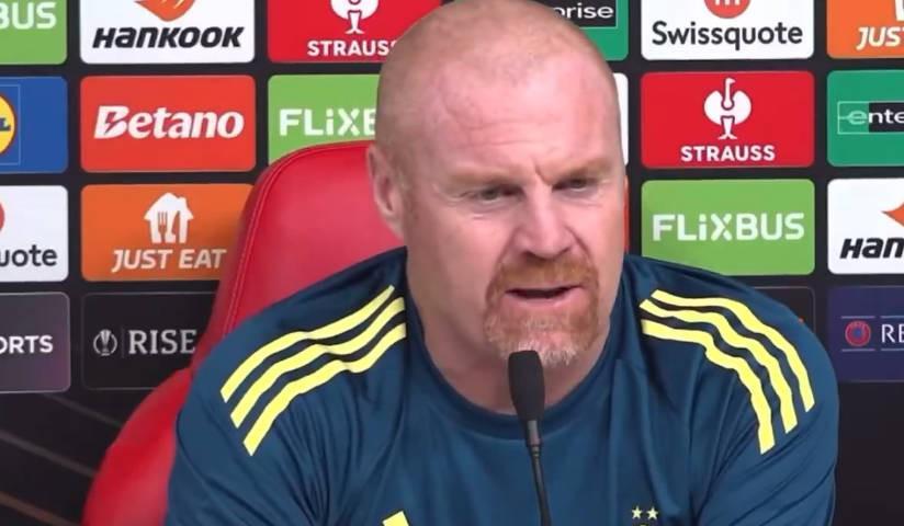 戴奇严明队规：球员禁止佩戴围脖或帽子，强调团队纪律