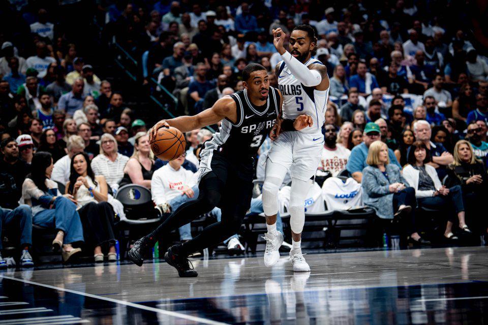 文班亚马狂轰40+15完胜状元弗拉格，马刺125-92大胜独行侠迎开门红