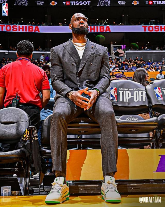 湖人揭幕战失利后，詹姆斯录像课献策提振士气