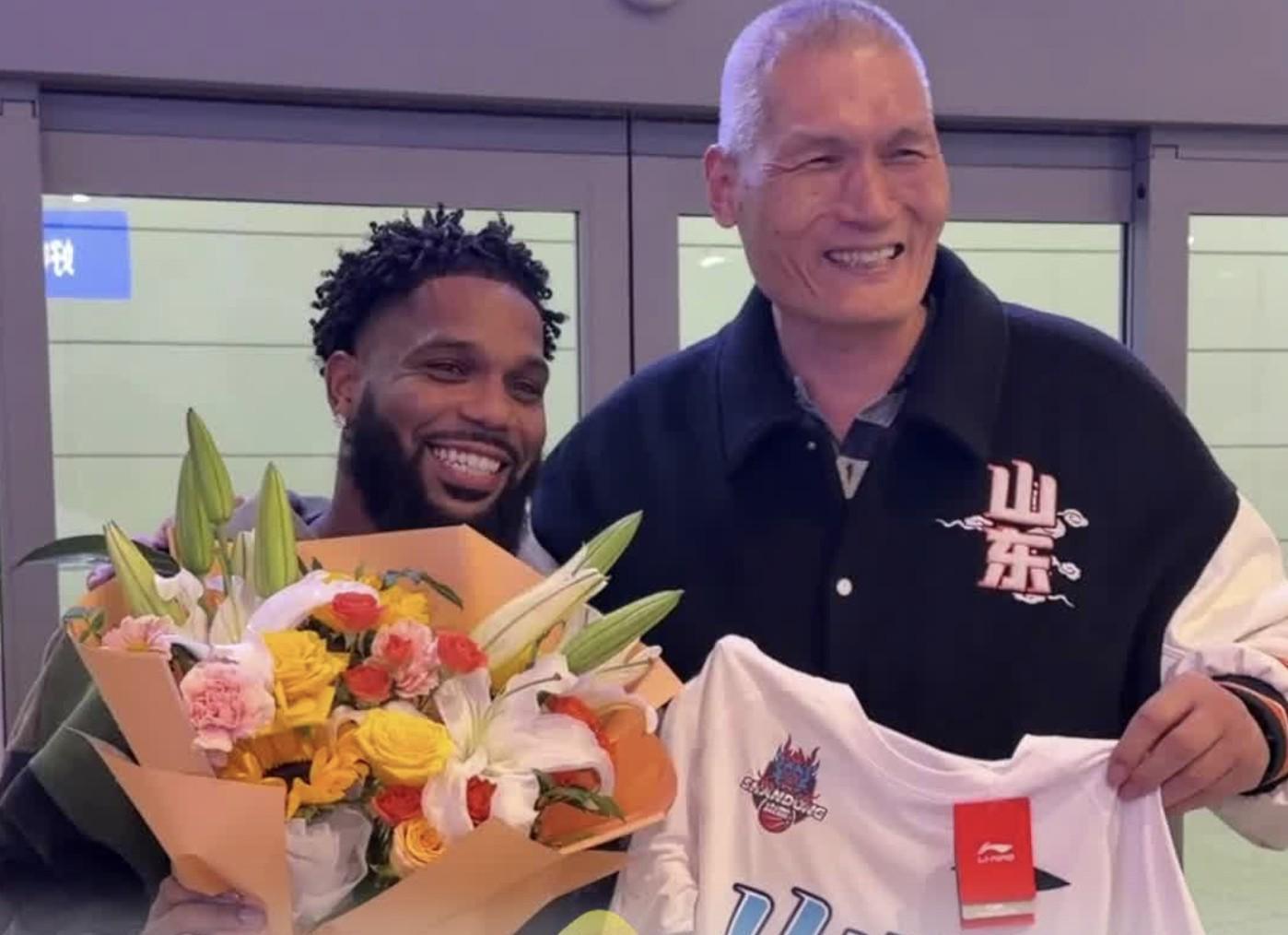 山东男篮新援鲍威尔抵济：新赛季誓带球队冲击新高度