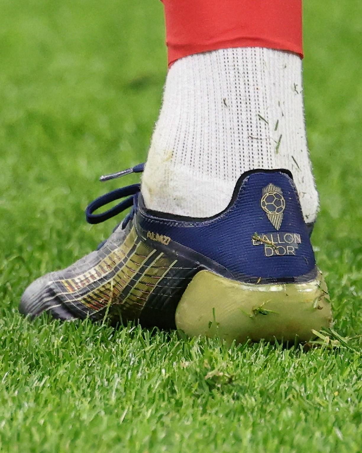 登贝莱复出战勒沃库森 穿金球奖定制战靴闪耀欧冠