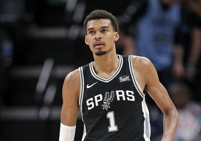 文班亚马揭秘今夏蜕变：中国行成关键，狂砍40+15助马刺大胜