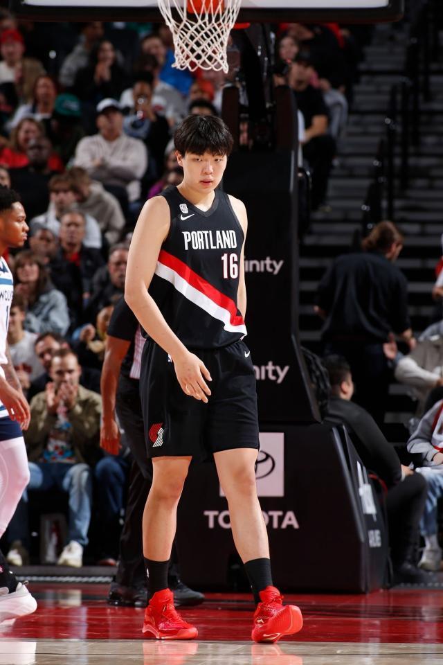 杨瀚森NBA首秀：2分1篮板+单打戈贝尔受阻，成长之路正式开启