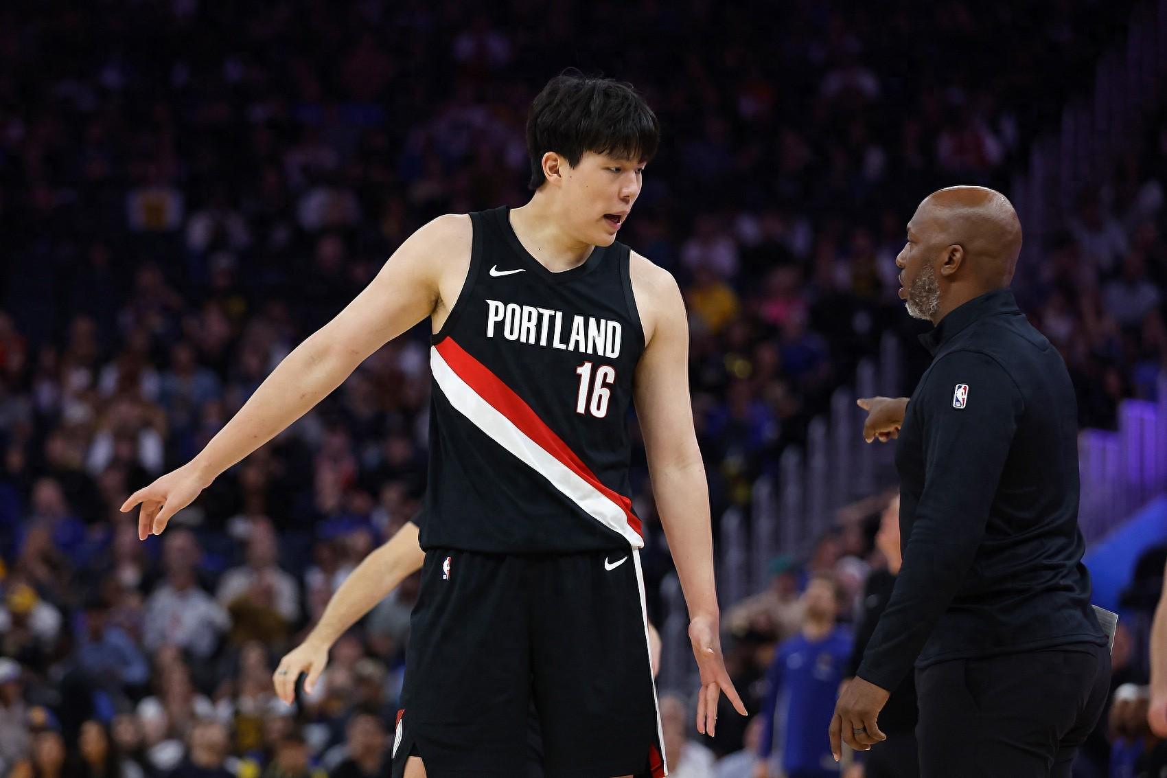 NBA首秀惊艳！杨瀚森2罚全中得首分，表现超越姚明新秀赛季