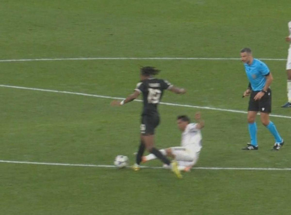 每体：卜拉欣争议铲球险遭红牌，鞋钉直指图拉姆小腿引热议