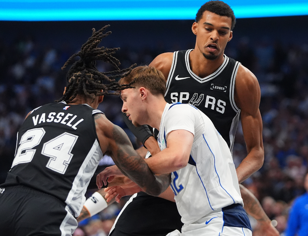 天赋碾压！文班亚马29分钟狂砍40+15完胜弗拉格，2.24米抡臂暴扣震撼全场