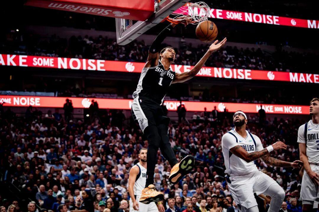 传奇初现！NBA四大分卫首秀表现大揭秘：艾弗森惊艳，科比挂零