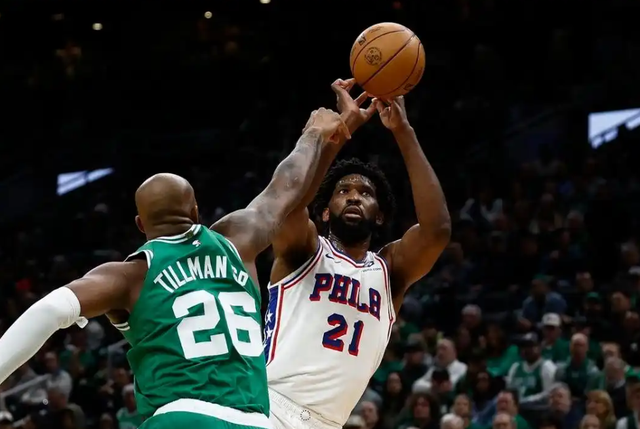 费城双枪狂轰74分！新秀首秀34分创纪录，恩比德4分尴尬退位？