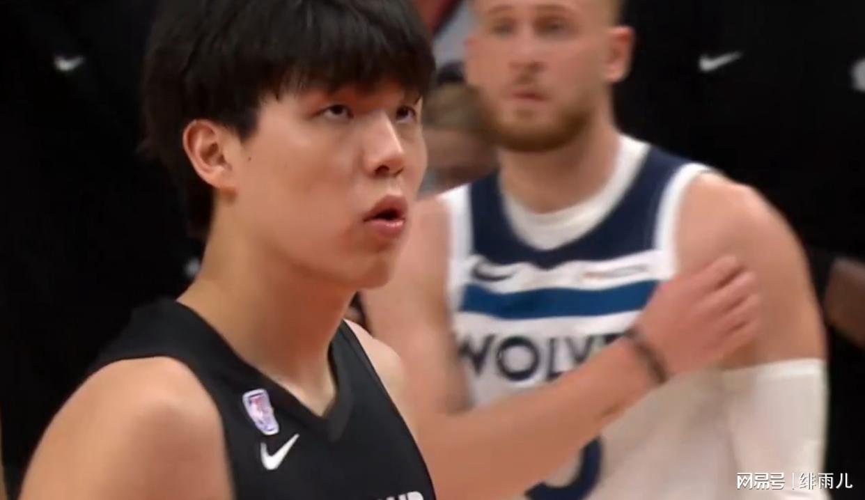 NBA首秀惊艳！杨瀚森5分钟2+1，开拓者未来核心潜力初显