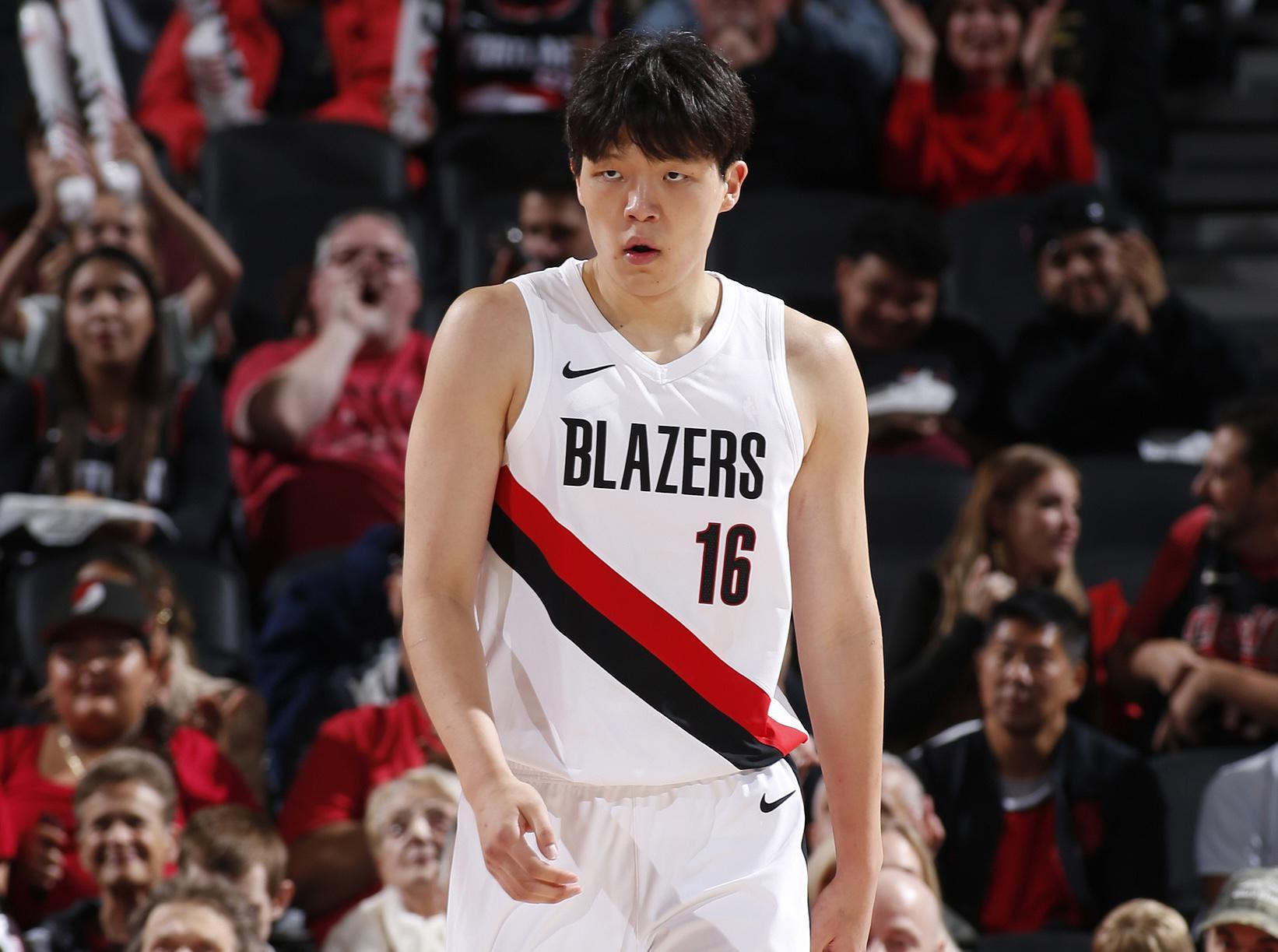 杨瀚森NBA首秀：身体对抗待提升，未来潜力可期