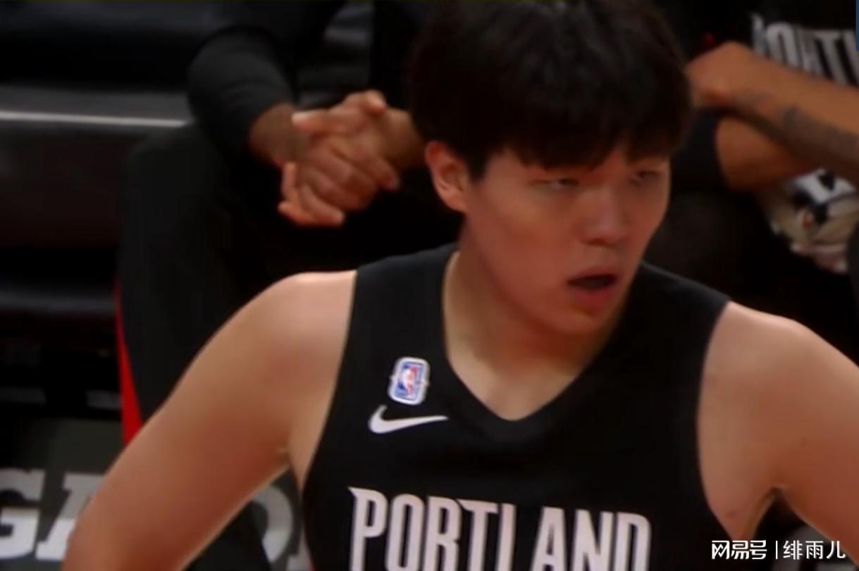 开拓者被逆转！比卢普斯弃用杨瀚森成关键，球迷怒喷教练