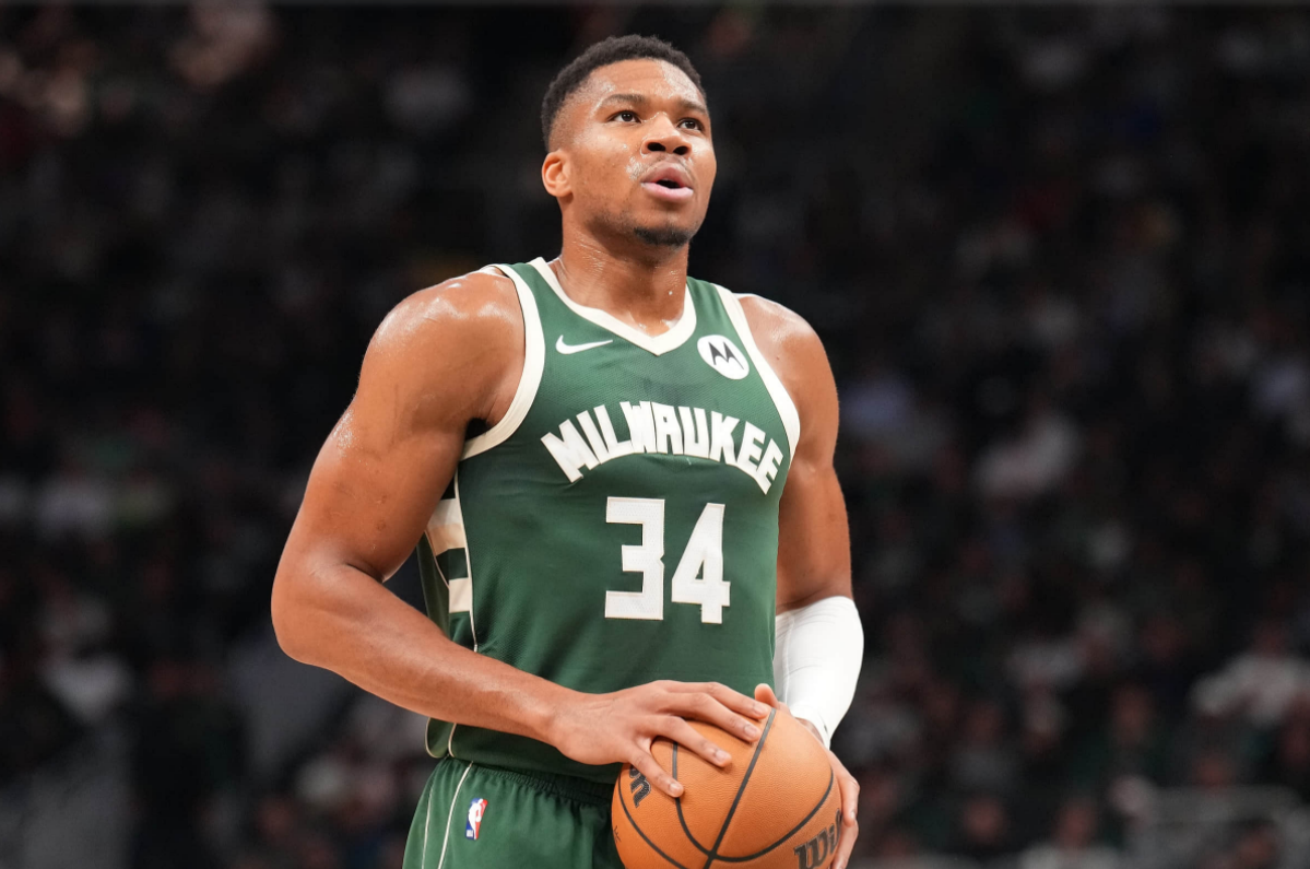 字母哥再显神威！30+10+5成近40赛季第一人