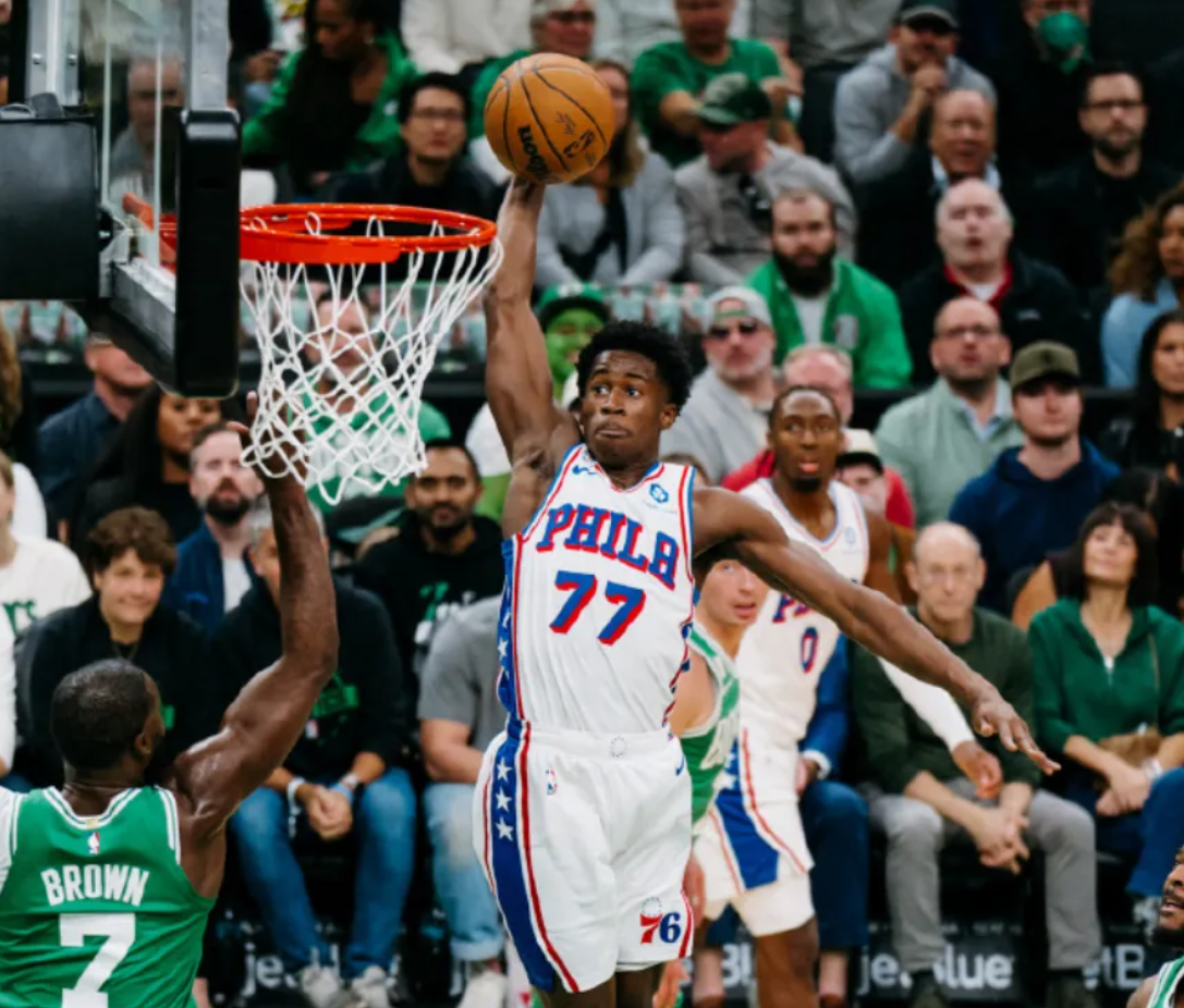 首秀狂砍34分破纪录！76人探花秀超越艾弗森詹姆斯成焦点