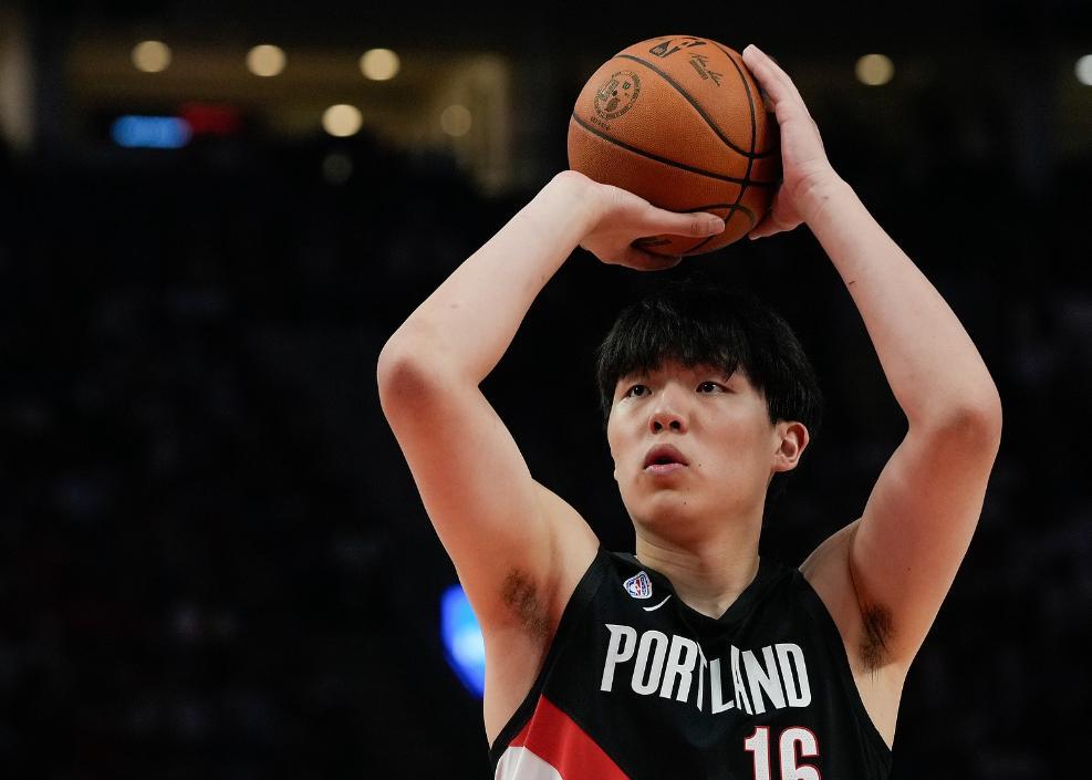 森林狼逆转开拓者：杨瀚森首秀5分钟2+1，爱德华兹狂轰41分