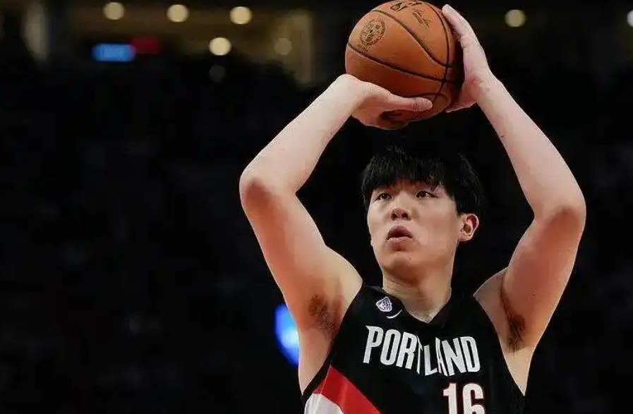 杨瀚森NBA首秀仅得2分1篮板，麦克丹尼尔斯隔扣后发声