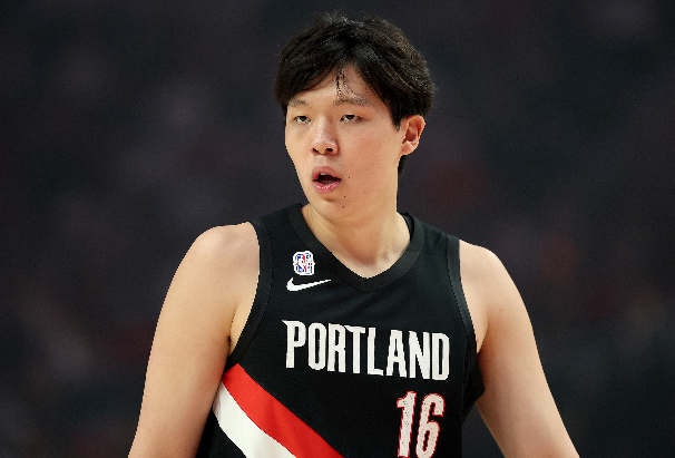 杨瀚森NBA首秀：开拓者助力成长，生存需靠自我奋斗