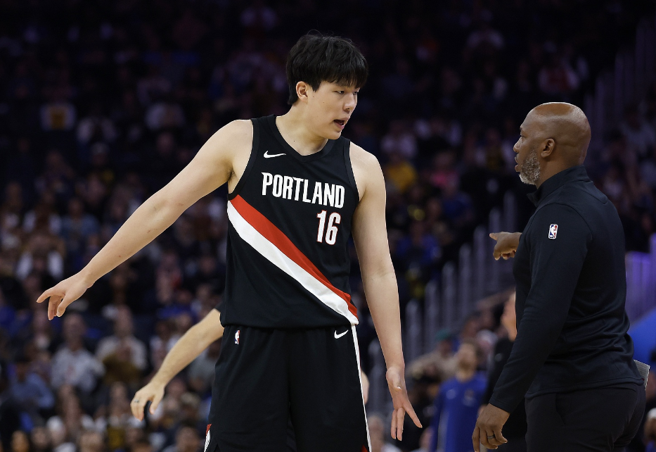 杨瀚森NBA首秀后恩师涉赌被捕，开拓者再陷动荡