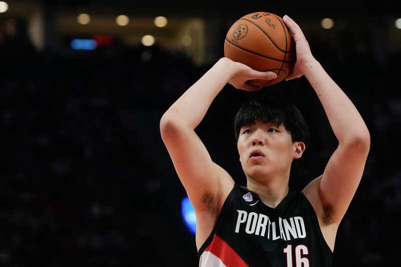 杨瀚森NBA常规赛首秀：开拓者战森林狼得2分