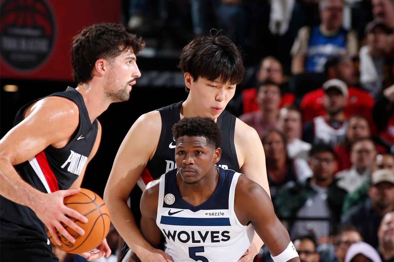 杨瀚森NBA首秀砍2分1篮板，主帅刘维伟：表现堪称成功