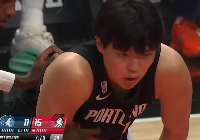 杨瀚森NBA首秀：隔扣与大帽中见证成长，首战表现可圈可点